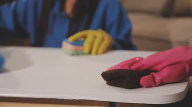 Kadın evi temizliyor.