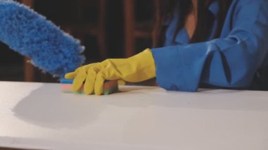 Yakın plan - masanın üzerinde sarı lastik eldivenli kadın eli