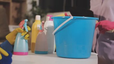 Kapalı - kadın elleri evi temizliyor