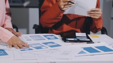 İş ekibi mali planı tartışıyor