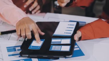 Genç iş kadını elinde tablet tutuyor ve dijital tablet kullanıyor