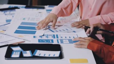 Ofiste dijital tablet kullanan iş kadınları. Dizüstü bilgisayarda çalışan iş adamları.