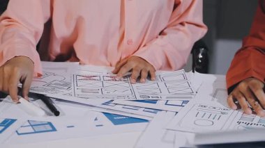 Genç bayan mimar yeni bir proje üzerinde çalışıyor..