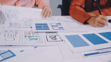 Tasarımcı ofiste bir proje üzerinde çalışıyor.