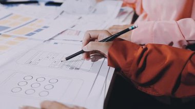 Mimar mühendisi ofiste plan üzerinde çalışıyor. Emlak konsepti. inşaat tasarımı.