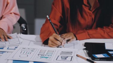 İş kadını bir proje üzerinde çalışıyor.