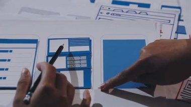 Elinde kalem olan ve kağıda plan yazan bir kadının fotoğrafını çek.