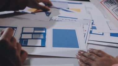 Tasarımcı yeni grafik ve çizim ile çalışıyor