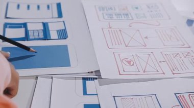 Ofiste çalışan tasarımcı