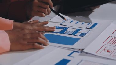 Ofisinde çalışan tasarımcı.