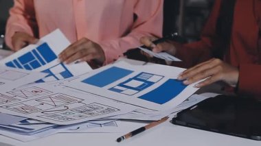 Ofiste çalışan genç iş kadını.