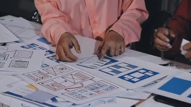 Tasarımcı plan ve tablet ile çalışıyor