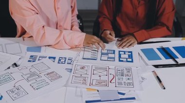 iş tasarımcısı yeni proje için yeni planı tartışmak ve tartışmak için tablet kullanıyor.