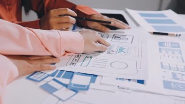 Tasarımcı ofiste tablet ve tablet üzerinde çalışıyor