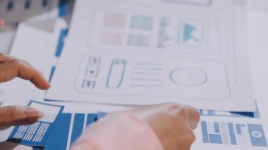 Tasarımcısı dijital tablet kullanarak