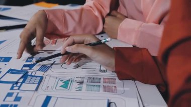 Bir proje üzerinde çalışan tasarımcı