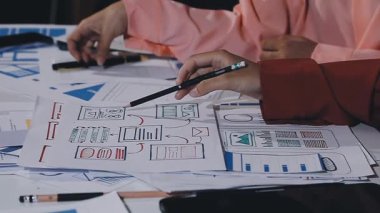 İş adamları beyin fırtınası yapıyor ve ofiste işle ilgili tartışıyorlar. Takım çalışması çalışma konsepti.