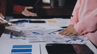 Tablet bilgisayarla çalışan kadın elleri