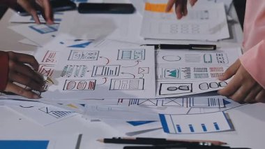 Tablet üzerindeki uygulama için cep telefonu kullanan tasarımcı