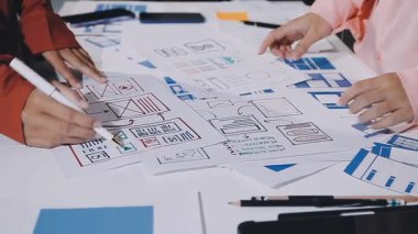 Ofiste birlikte çalışan iş adamları