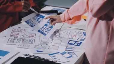 Tasarımcı kadın tasarımcı ofiste proje üzerinde çalışıyor