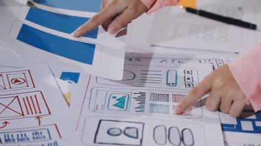 Beyaz ekranda dijital tablet ve grafik çizimleri kullanan tasarımcı