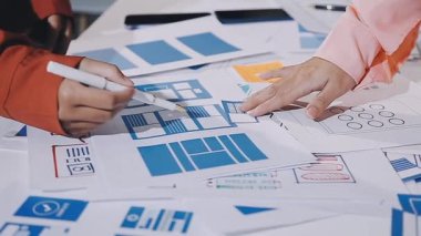 İş ekibi proje üzerinde çalışıyor ve yeni projeyi tartışıyor.