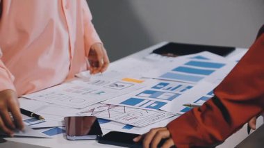 Ofiste dijital tabletle çalışan tasarımcı