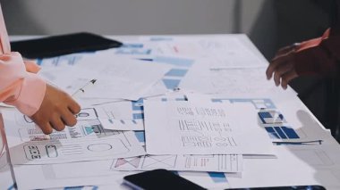 Ofiste çalışan Asyalı genç bir mimar..