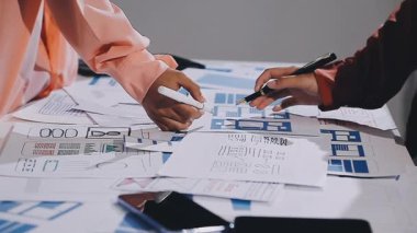 Genç iş adamı ve kadın ofiste birlikte çalışıyorlar, planı tartışıp tartışıyorlar ve projeyi tartışıyorlar..