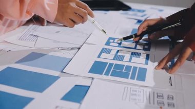 Ofiste bir proje üzerinde çalışan genç bir iş kadını mimarı.