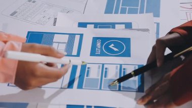 Yakın plan - Ofisteki plan üzerine kadın el yazısı