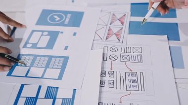 yakın plan - masadaki resim bir binanın çizimiyle