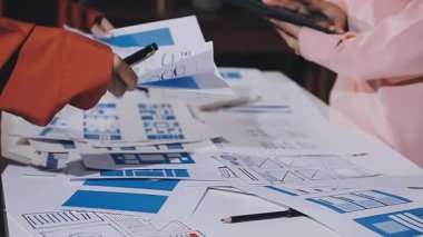 Tasarımcı takım ofiste plan üzerinde çalışıyor