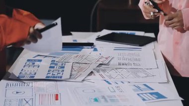 İş adamları strateji tartışıyor ve planlıyor