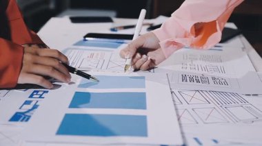 Yakın plan - erkek tasarımcının iş yerinde yeni bir proje üzerinde çalışırken görüntüsü.