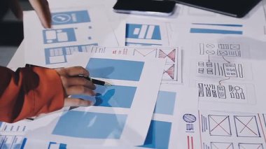 Ofisteki bir masada çalışan genç bayan mimar..