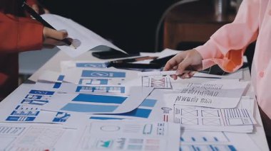 Tasarımcı kadın çizim ve tasarımcı evde çalışıyor.