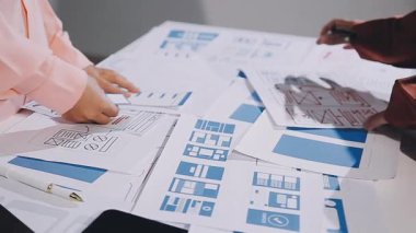 yakın plan - ofiste çalışan kadın mimarın