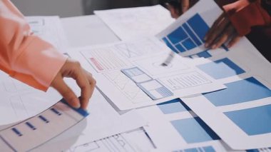 Mimar kadın mühendis proje üzerinde çalışıyor.