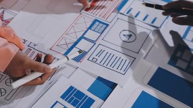 Ofiste çalışan bir mimar. Planda mühendis çizimi