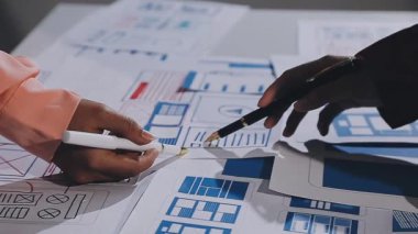 Mühendis plan, çizim ve tasarım projesi üzerinde çalışıyor.