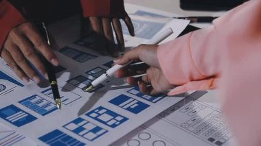 Modern ofiste planlarla çalışan bir mimar.