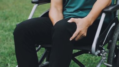 Tekerlekli sandalyede oturan genç kadın
