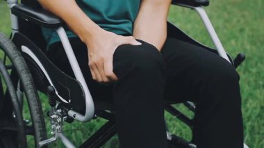 Tekerlekli sandalyedeki kadının kolu ağrıyordu.