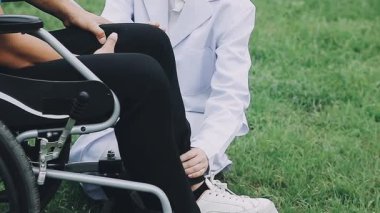 Parkta beyaz ve siyah elbiseli genç bir kadın.