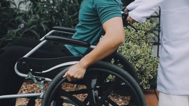 Tekerlekli sandalyeli engelli adam