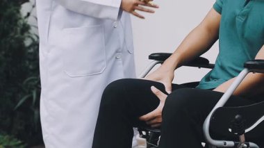 Koltuk değneği olan tekerlekli sandalyedeki hasta
