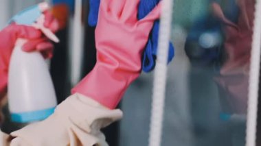 Pencerede çalışan işçi