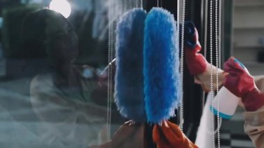 Mavi takım elbiseli, fırçalı bir kadına yaklaş.